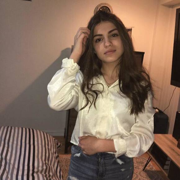 Meet your Posher, Shaïma - Picture 1 of 1